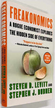 Load image into Gallery viewer, FREAKONOMICS - Steven D. Levitt, Stephen J. Dubner
