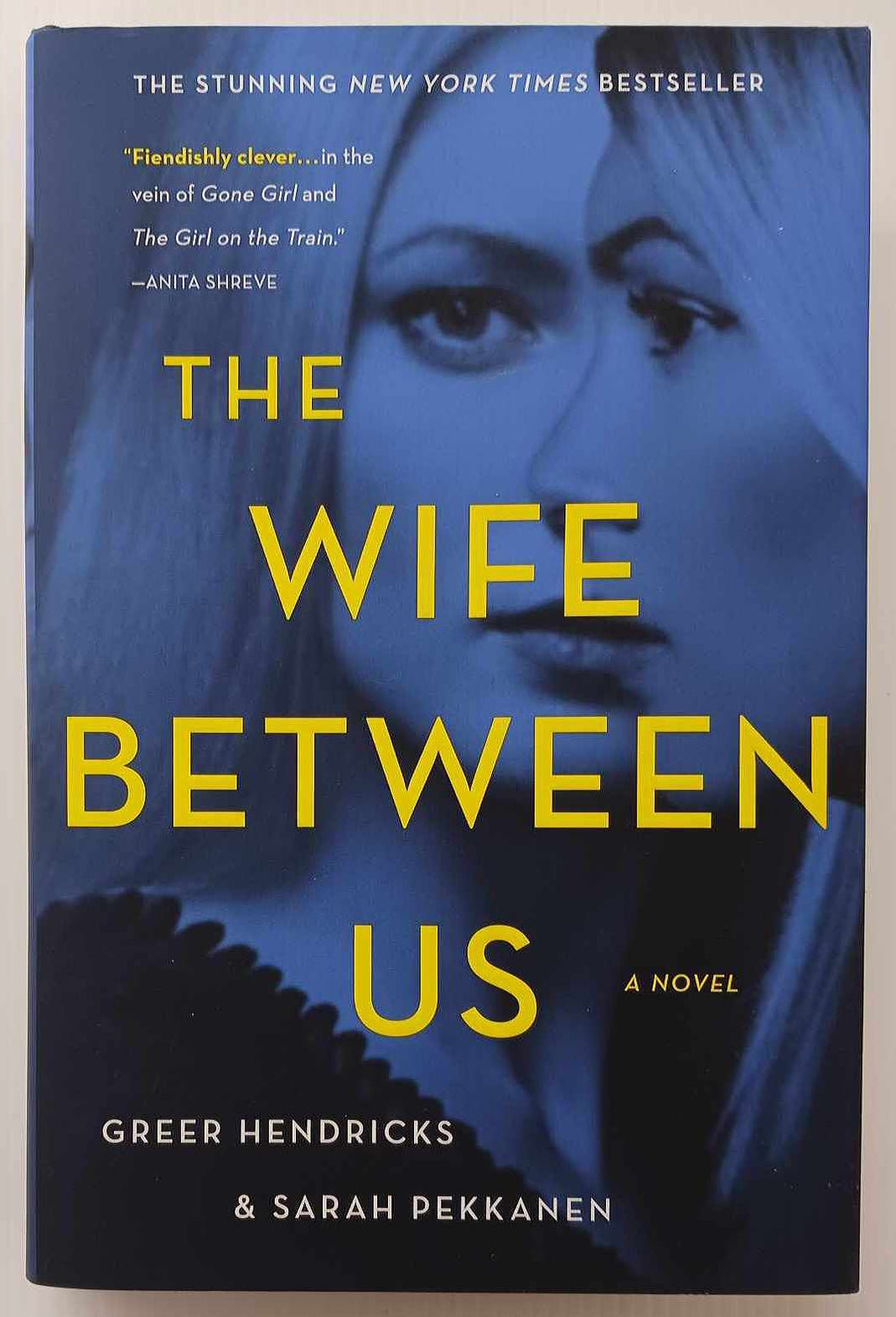 THE WIFE BETWEEN US - Greer Hendricks, Sarah Pekkanen