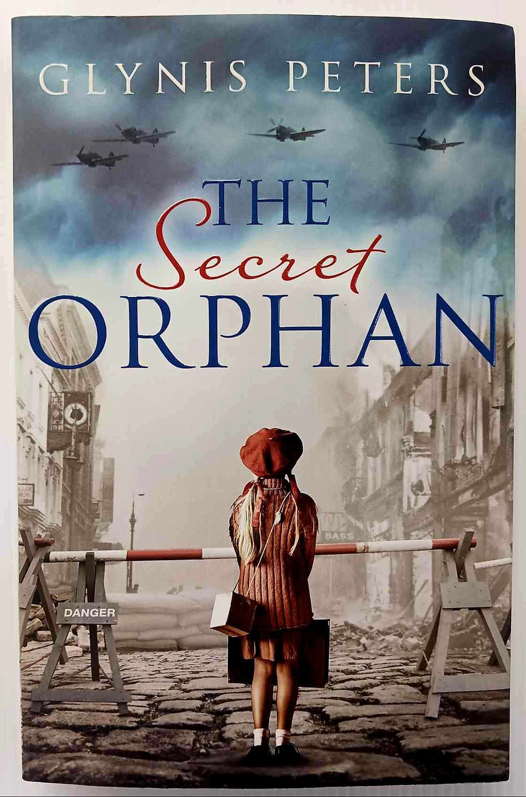 THE SECRET ORPHAN - Glynis Peters