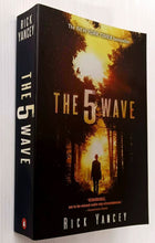 Load image into Gallery viewer, THE 5TH WAVE - Rick Yancey
